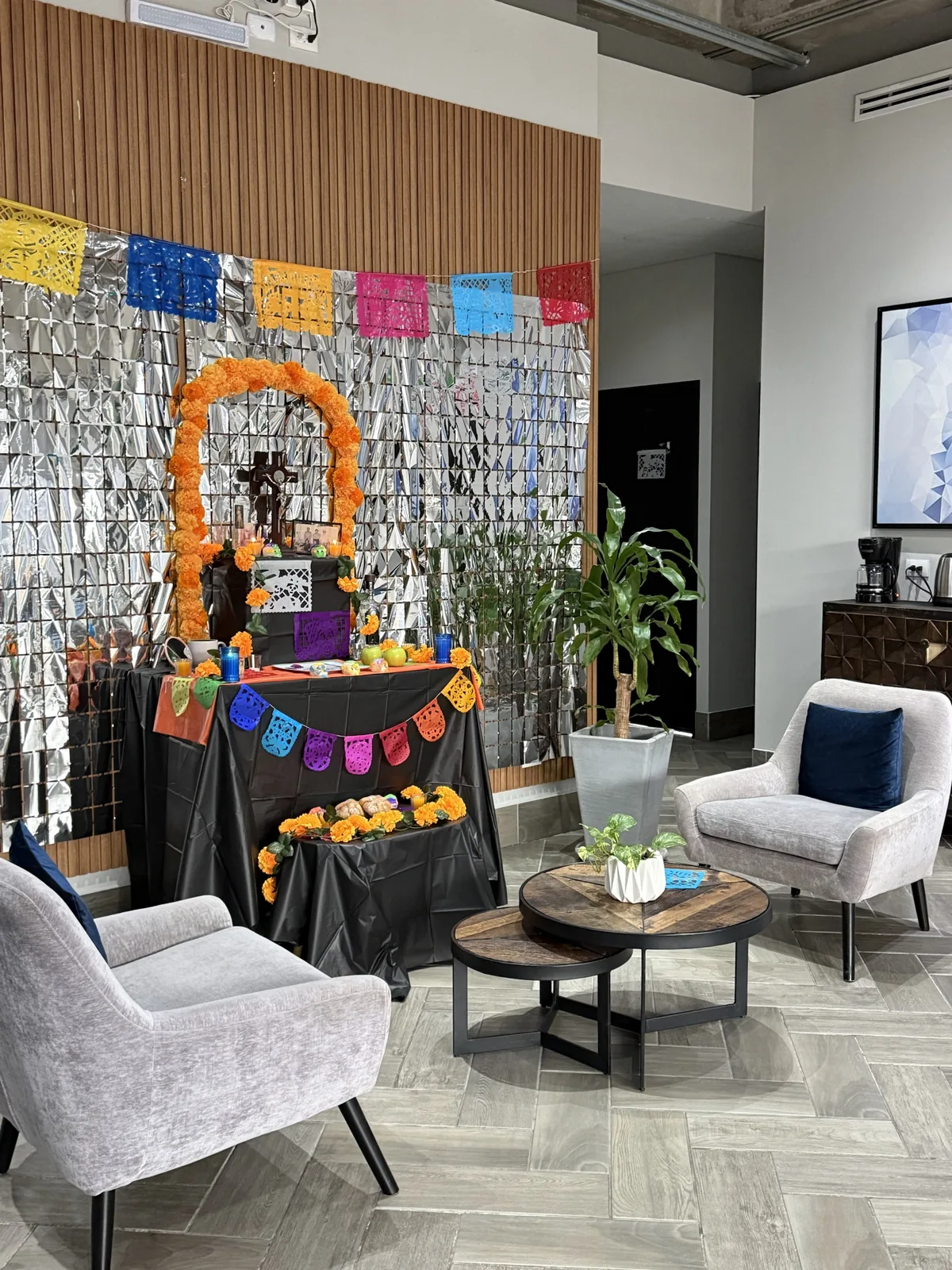 Ofrenda de Día de Muertos en la sala