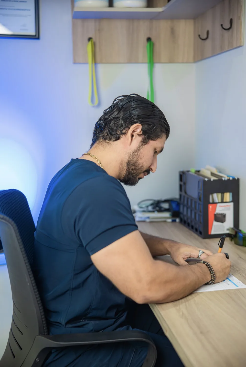Fisioterapeuta de la Clínica DRM en su consultorio