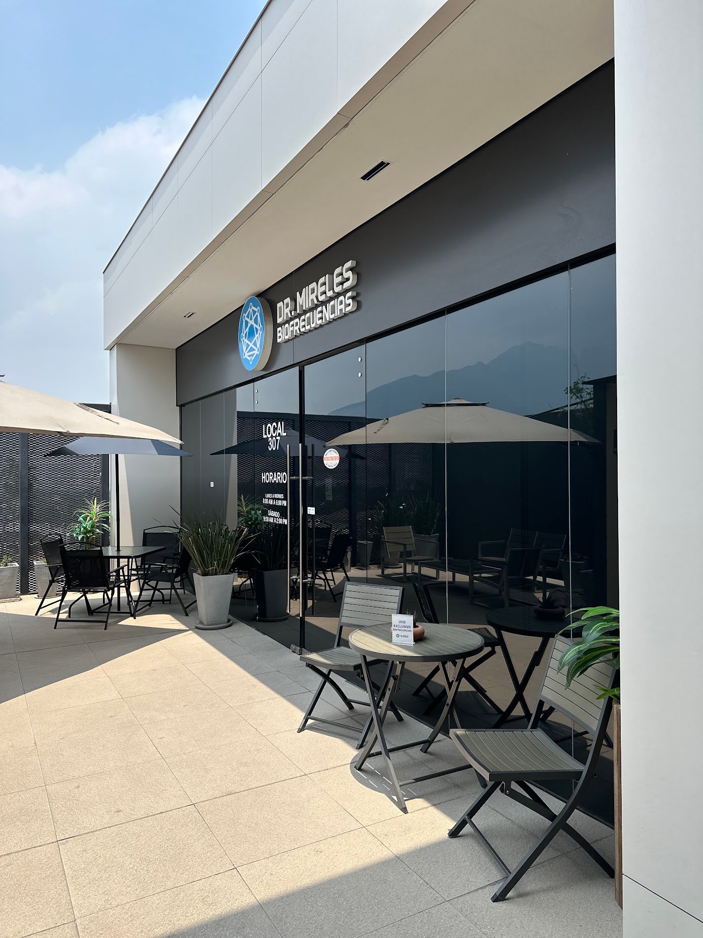 Terraza exterior de la clínica