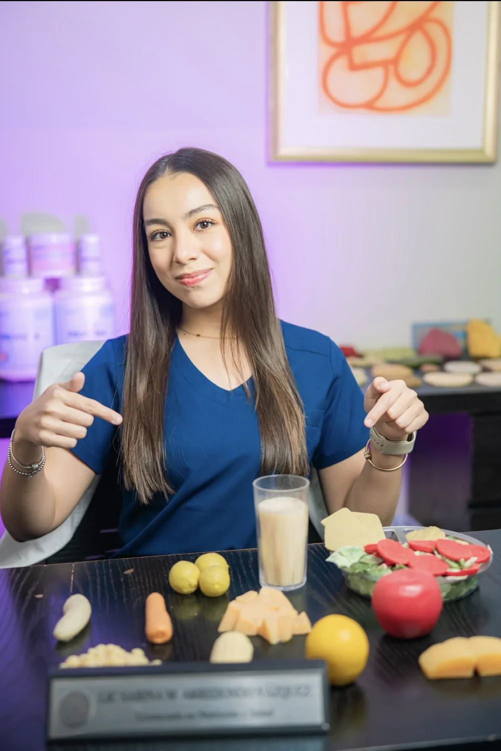 Nutrióloga de la Clínica DRM en su consultorio