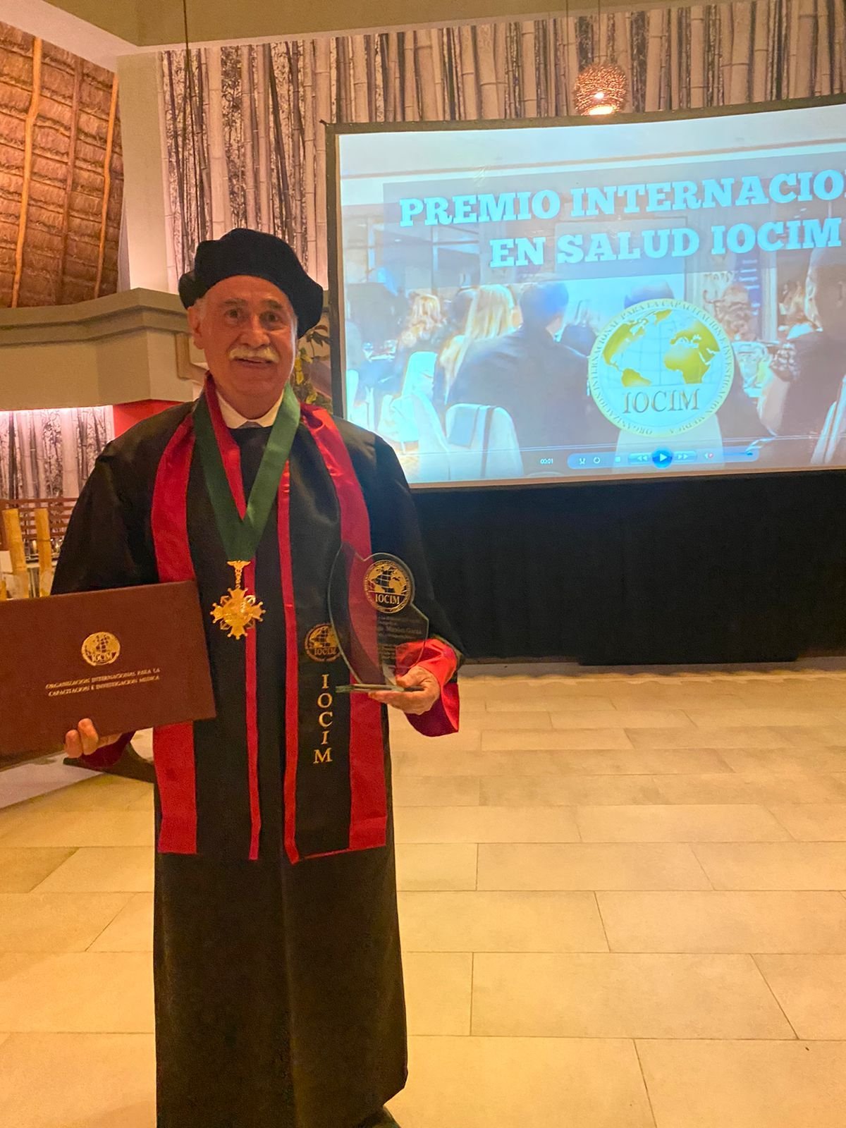 Dr. Mireles recibiendo el Premio IOCIM 2025